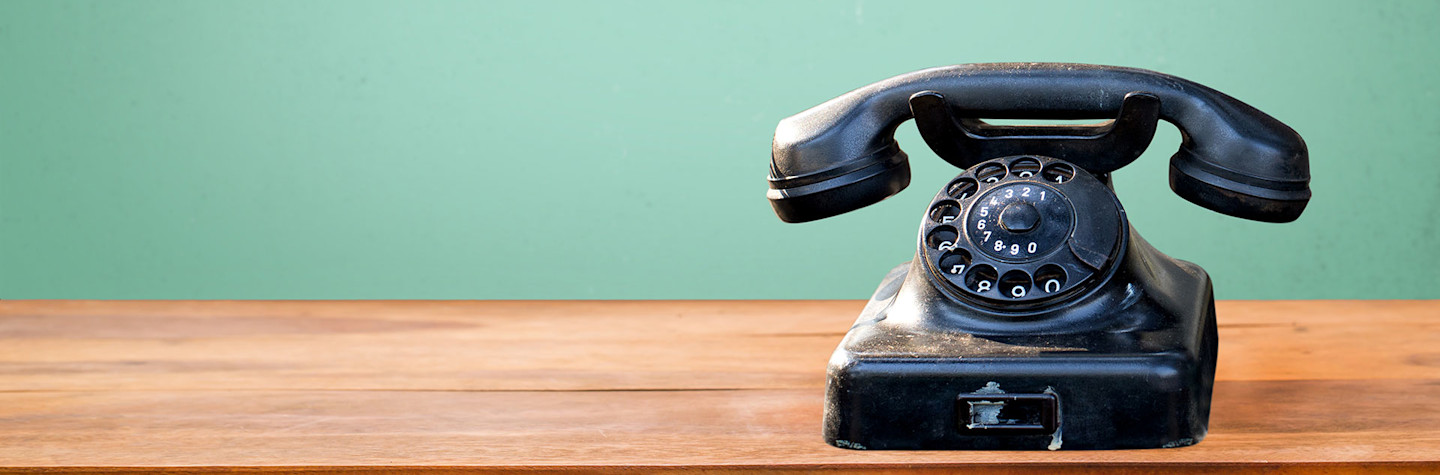 Zwarte retro telefoon met draaischijf