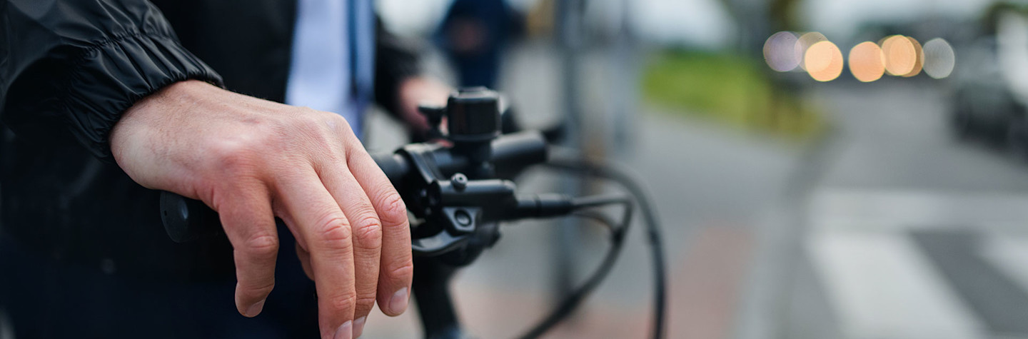 Handen op een fietsstuur