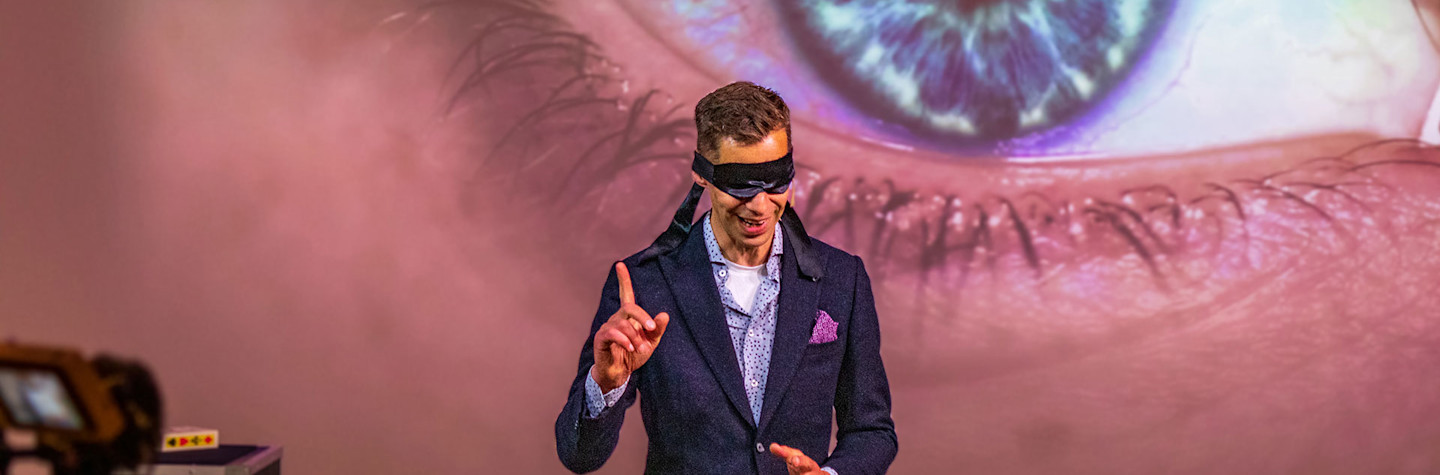 Performance by illusionist Jochem Nooyen during SIDN Inspire 2023
