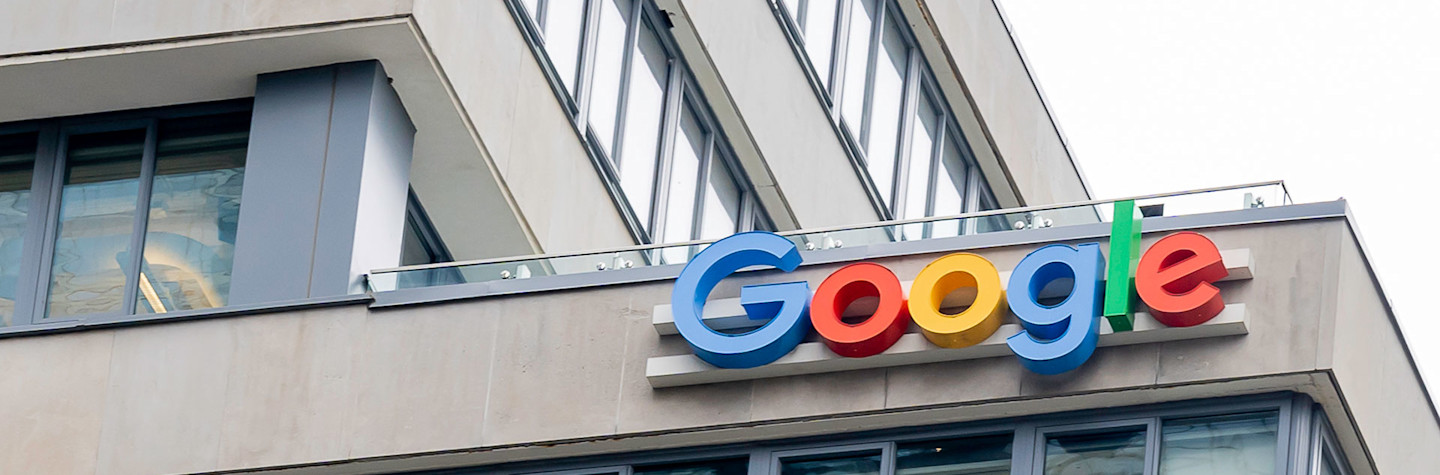 Google-logo op een kantoorgebouw