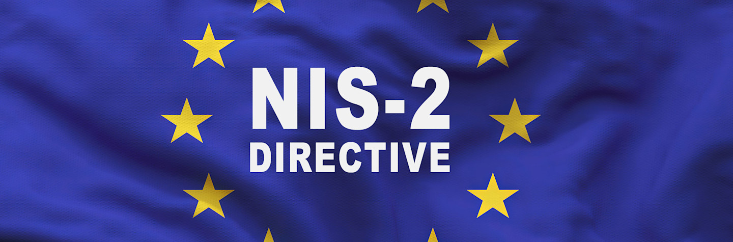Europese vlag met daarin de tekst 'NIS-2 Directive'