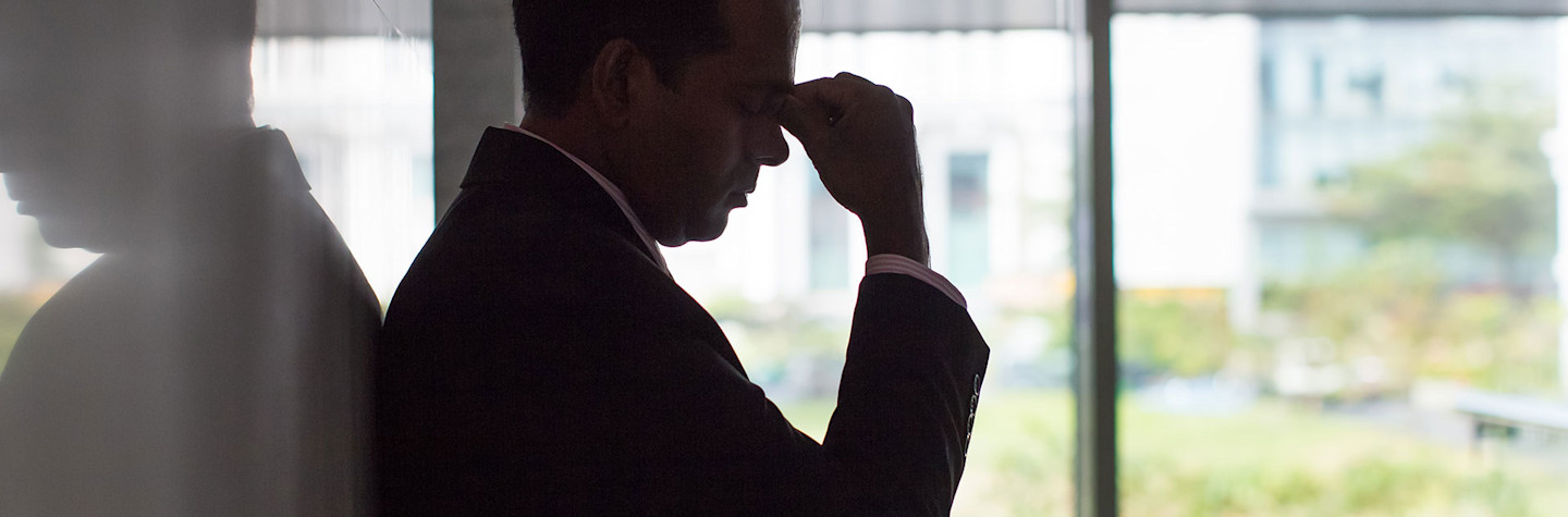 Silhouet van gestreste zakenman