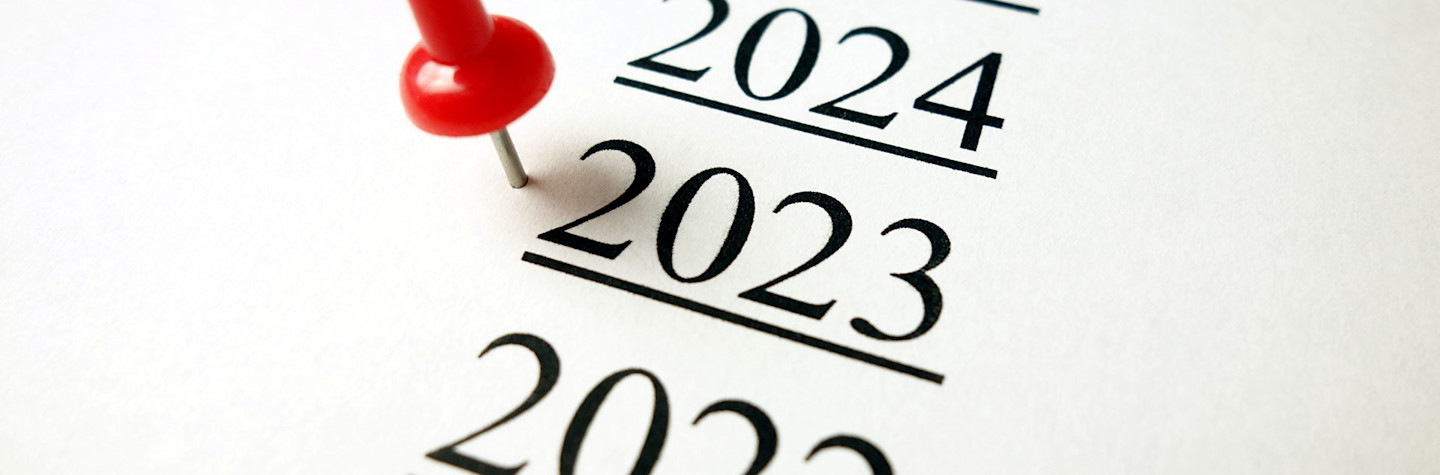 Nummer 2023 met rode punaise