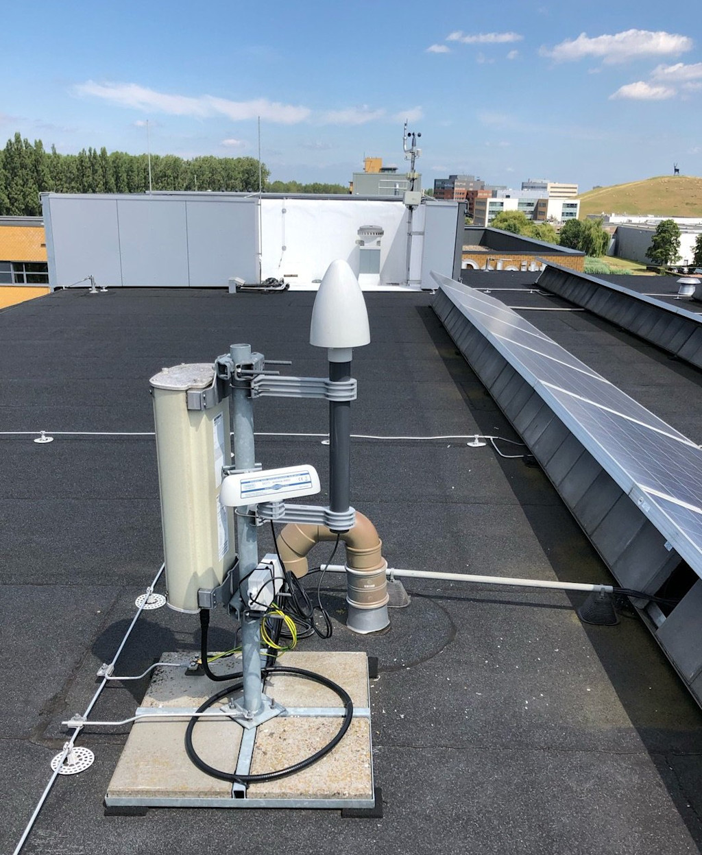 GPS-Galileo- en DCF77-antennes op het dak van het SIDN-kantoor