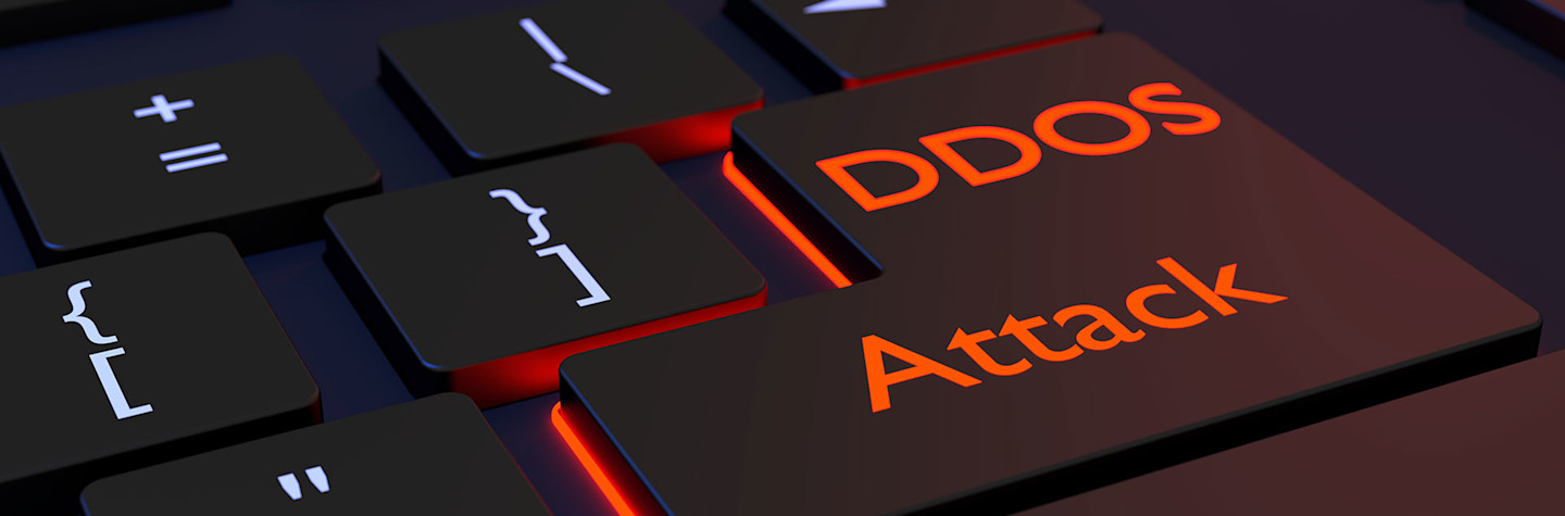 Zwart computertoetsenbord met de woorden DDOS-aanval op de enter-toets