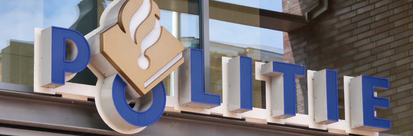 Politielogo op de gevel van een politiebureau