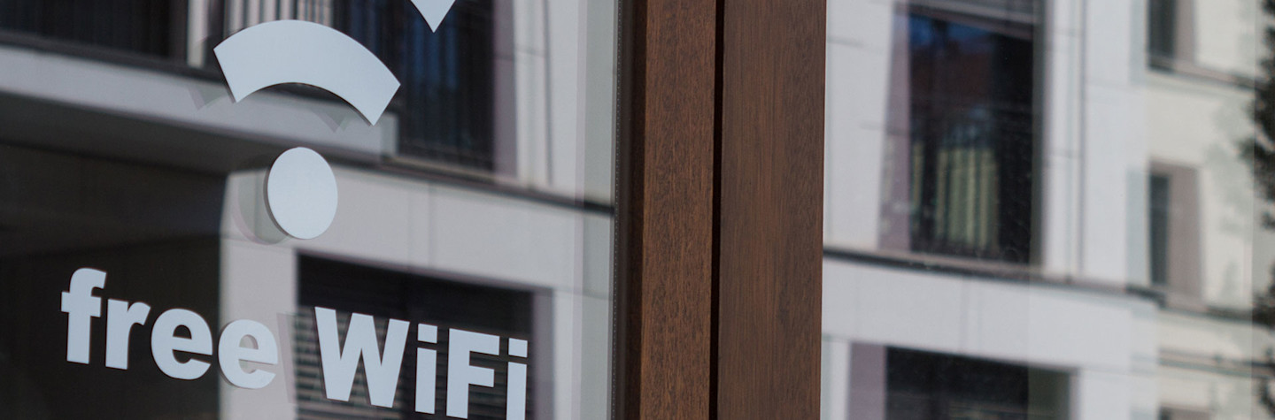 Gratis wifi symbool op een raam van een café