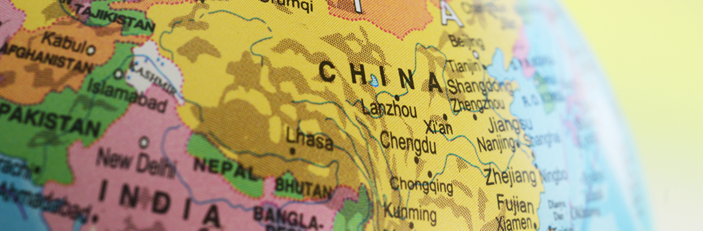 Close-up van de kaart van China en India op een globe
