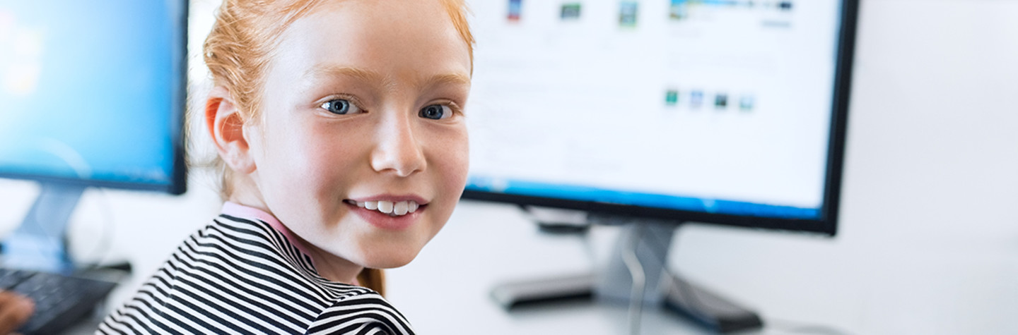 Basisschoolstudent achter computer