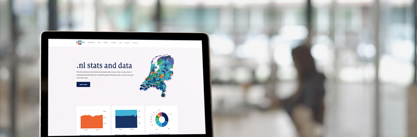 Foto van laptop met op het scherm de website stats.sidnlabs.nl