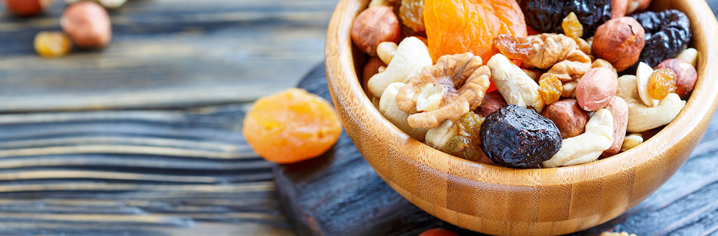 Schaaltje met een mix van noten en gedroogd fruit