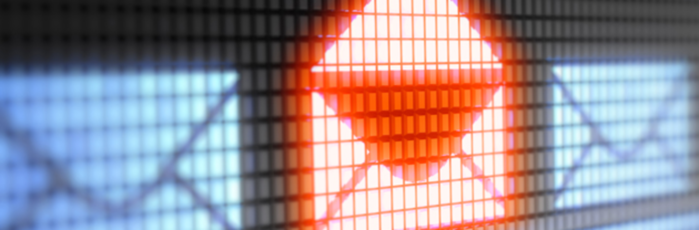 Roodgekleurd envelopicoon op een scherm