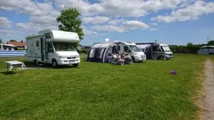 Enjoy seaside camping with easy parking on our 10×10 m grassy pitches. Trummenäs Camping offers modern facilities, including 130 pitches with electrical hook-ups, playgrounds, and newly constructed boules courts. Experience coastal living at its finest!