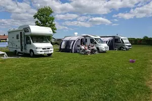 Enjoy seaside camping with easy parking on our 10×10 m grassy pitches. Trummenäs Camping offers modern facilities, including 130 pitches with electrical hook-ups, playgrounds, and newly constructed boules courts. Experience coastal living at its finest!