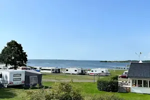 Njut av camping vid havet med delvis havsutsikt och enkel parkering på våra 10×10 m gräsytor. Trummenäs Camping erbjuder moderna bekvämligheter, inklusive 130 tomter med elanslutning, lekplatser och nybyggda boulebanor. Upplev kustlivet på bästa sätt!