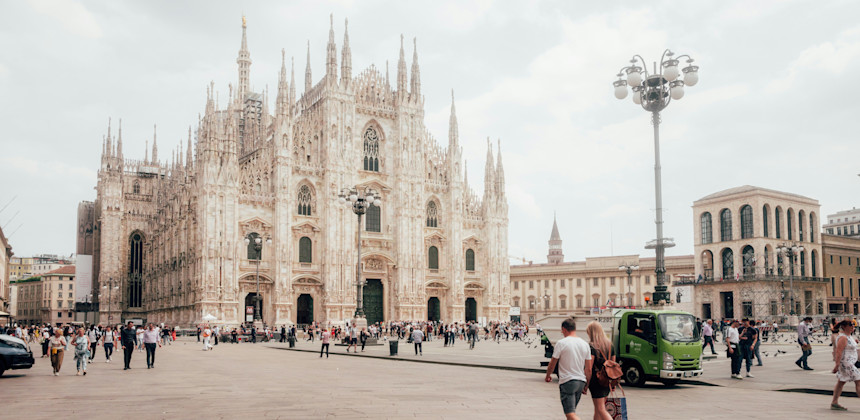 La Rosa Bianca, Piazza Duomo, Milano La Rosa Bianca, Piazza Duomo, Milano