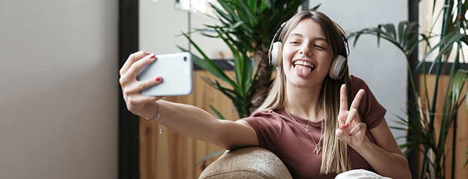 Imagen de una chica sacándose una foto con un móvil para ilustrar la tarifa de fibra y móvil con datos ilimitados de Euskaltel