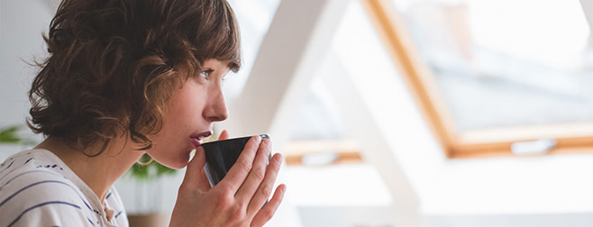 Imagen de una chica con una taza en la mano para ilustrar la tarifa Osoa Infinity Netflix de Euskaltel