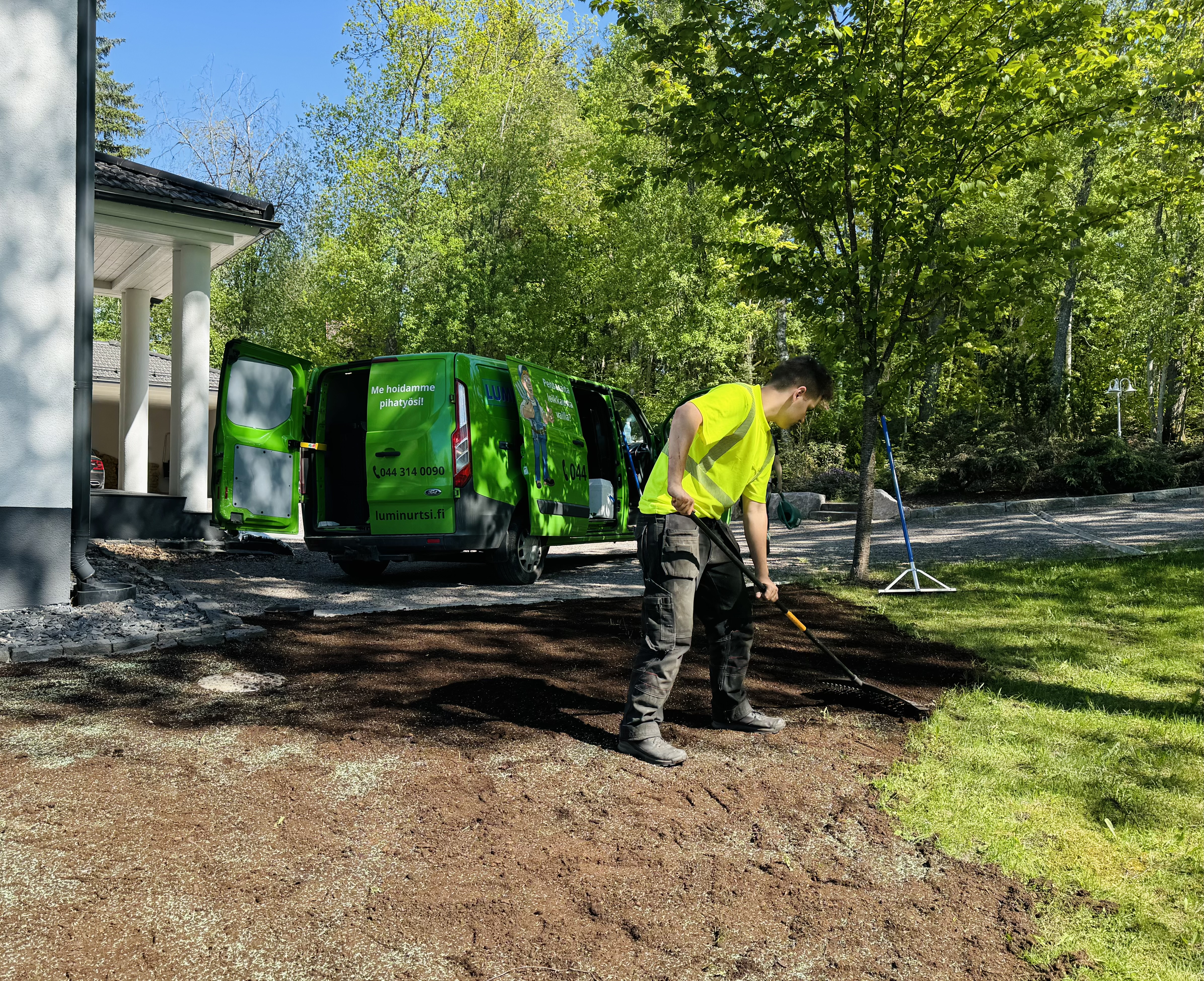 Etsitkö yritystä nurmikon perustamiseen Helsingistä? Helsingin paikalliset palveluntarjoajat varmistavat, että nurmikostasi saadaan kaunis ja hyvinvoiva.