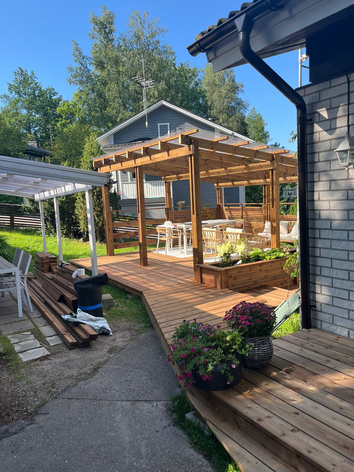 Etsitkö ammattitaitoista terassikatoksen rakentajaa Helsingistä? Helsingin paikalliset palveluntarjoajat varmistavat, että terassikatoksesta saadaan kaunis ja jämäkkä.