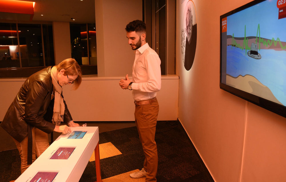 Foto de visitantes participando de un juego interactivo diseñado a partir de la obra del artista