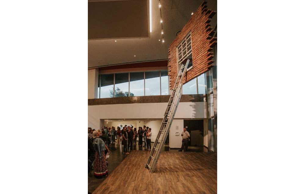 Instalación de la obra Window & Ladder en el subsuelo de Casa Naranja