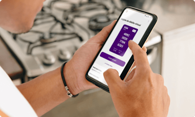 Persona usando la tarjeta de débito virtual desde su celular.
