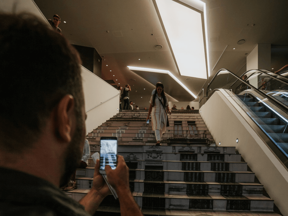 Foto de la intervención en la escalera de Casa Naranja con una de las icónicas "fachadas" de Erlich
