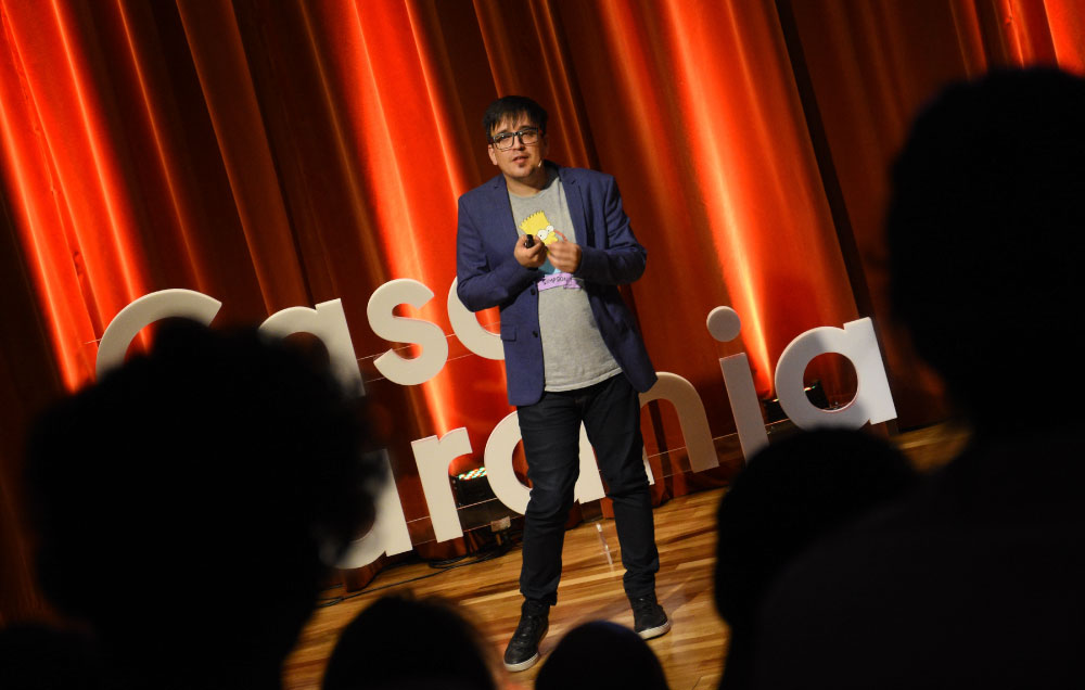 Tomás Balmaceda en el escenario de Casa Naranja