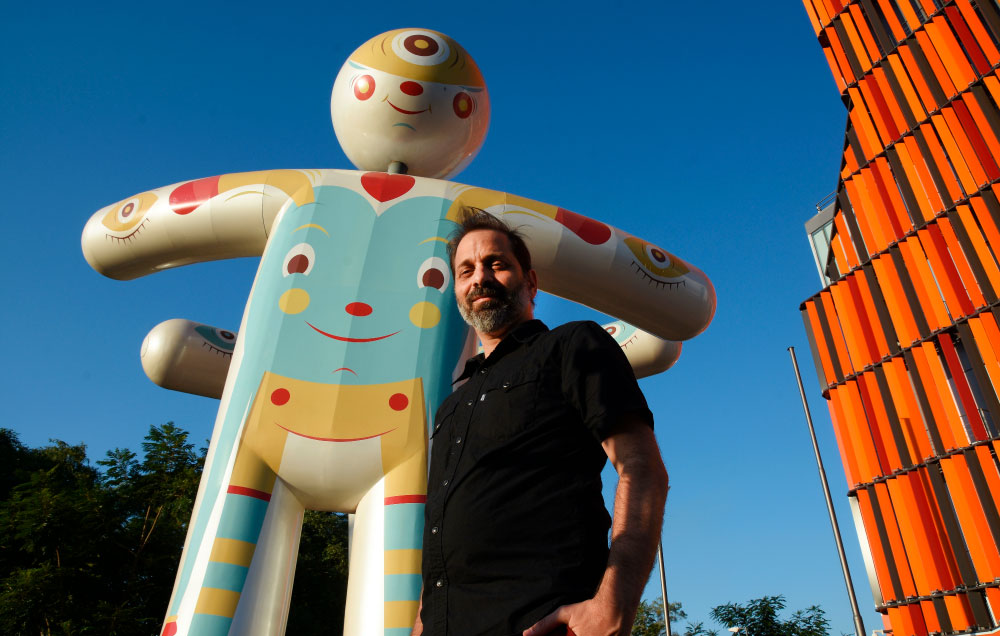 Cristian Turdera junto a su intervención de la escultura El Abrazo, que forma parte de la exposición Futuro Volátil