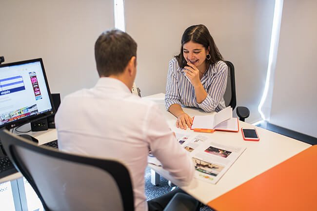 Espacio de trabajo en Naranja colaborativo y flexible