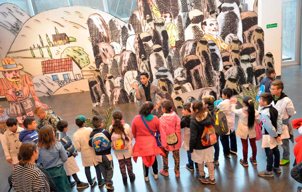 Visita de escuelas recorriendo la instalación inspirada en el grabado Los Mogotes