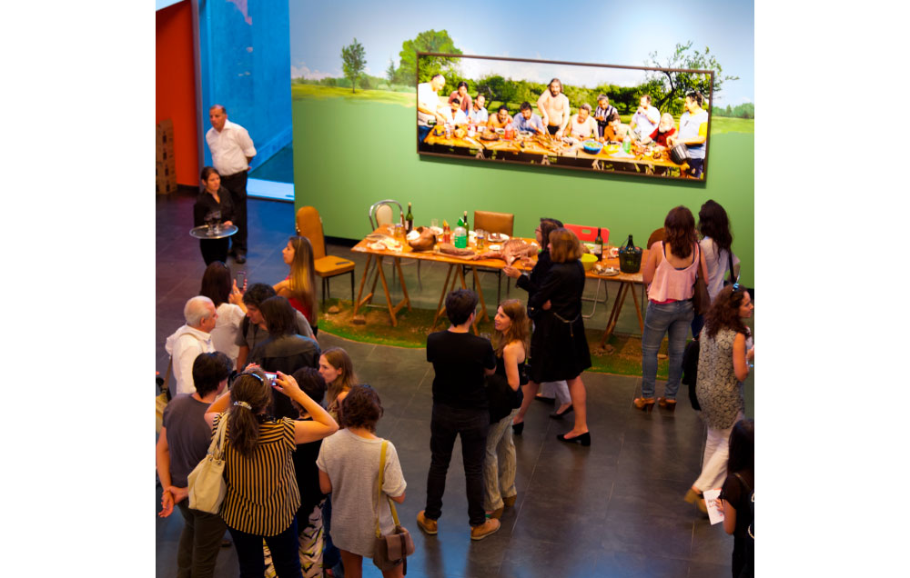 Inauguración, vista de la instalación Asado en Mendiolaza (2016), especialmente creada para Casa Naranja a partir de la fotografía del mismo nombre