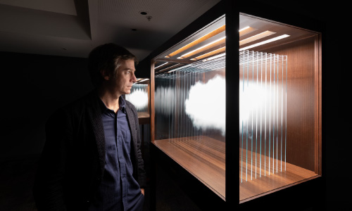 Leandro Erlich admirando una de sus obras