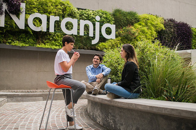 Colaboradores en la oficina de Naranja
