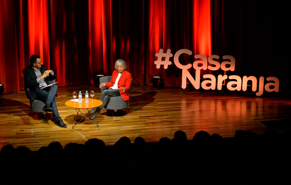 Beatriz Sarlo en el escenario de Casa Naranja junto a Franco Picatto