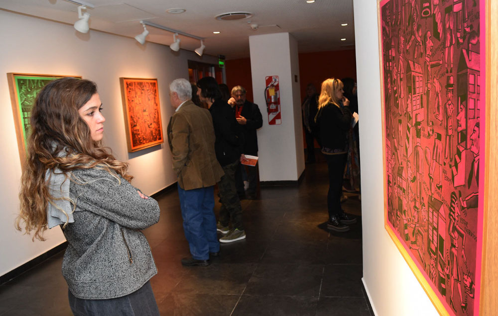 Foto de la apertura de la exhibición, vista de la serie Monocromos