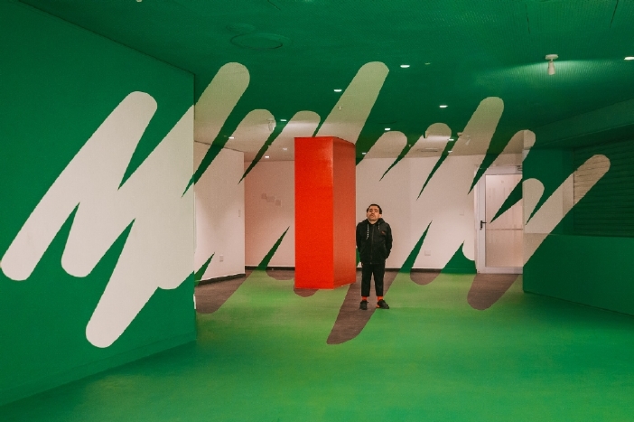 Elian Chali dentro de la obra Tensión, una pintura mural anamórfica.