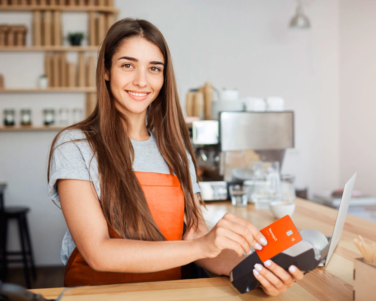 Mujer realizando un cobro con tarjeta de crédito