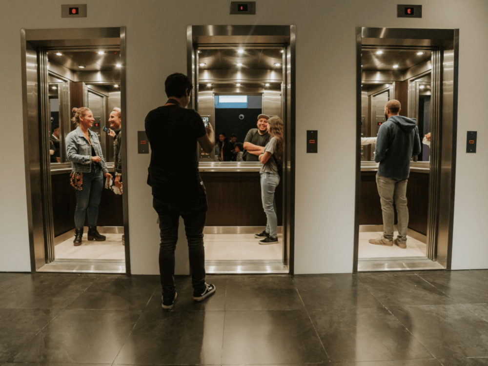 Foto de visitantes de la muestra en la experiencia inmersiva de la obra Ascensores