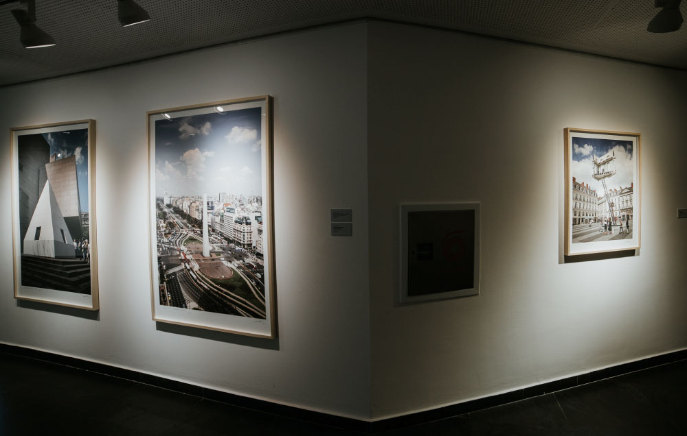 Fotografías de las obras de Erlich por el mundo
