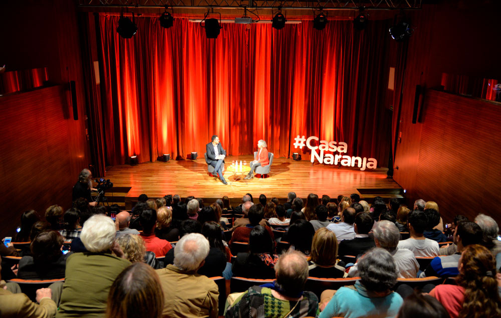 Vista del público y el escenario de Casa Naranja con Beatriz Sarlo y Franco Picatto