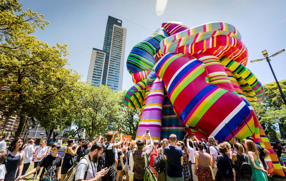 Marta Minujín presenta Escultura de los Deseos en Casa Naranja 03