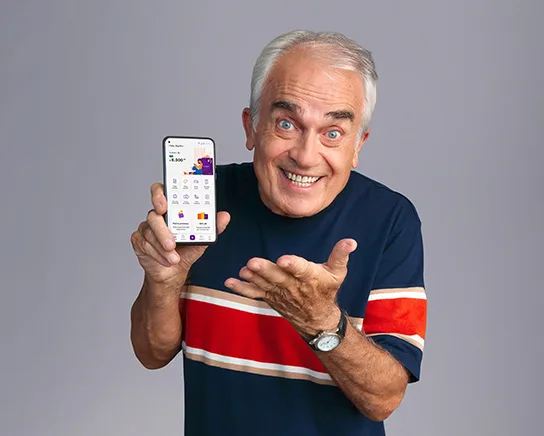 Hombre mayor mostrando su teléfono celular con la app de Naranja X.