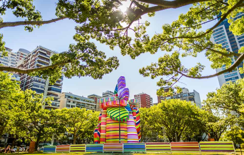 Marta Minujín presenta Escultura de los Deseos en Casa Naranja 01