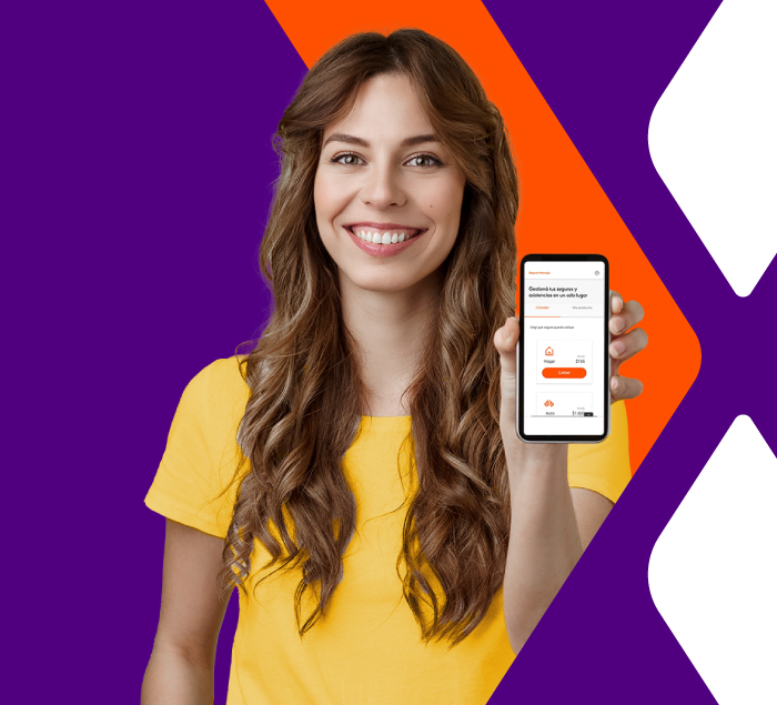 Imagen de una chica sonriendo mostrando la pantalla de celular