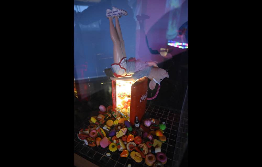 Escultura con objetos ensamblados y videos de Ramairas Alvareidas.