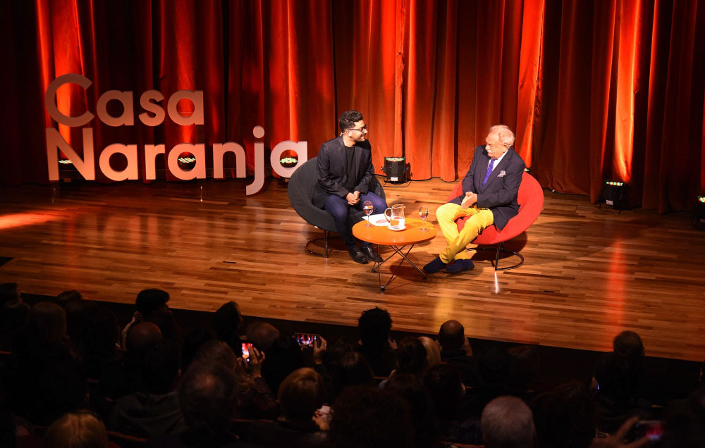 Antonio Seguí entrevistado por el periodista José Heinz el día de la inauguración