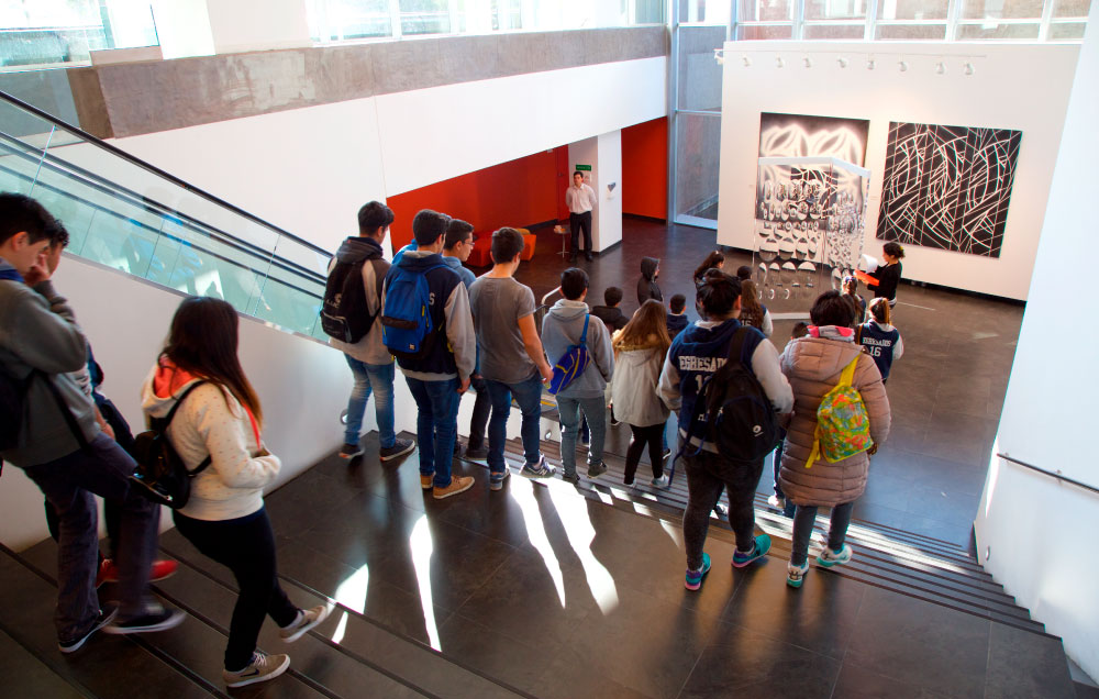 Estudiantes en una visita guíada por la muestra