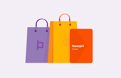 Bolsas de compras junto a una tarjeta Naranja X.